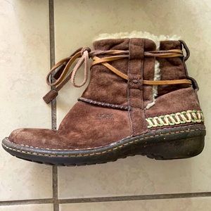 Cozy, sheepskin-lined lace-up Uggs!! 😍